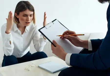 Женщина-психолог работает с пациентом, имеющим проблемы в общении