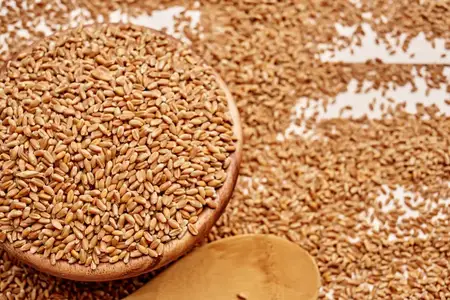 Крупный план деревянного стола с кухонными продуктами