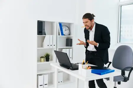 Рабочий процесс бизнесменов в офисе, документы, эмоции, технологии