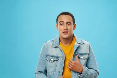 Мужчина в рубашке, эмоции, обрезанный вид, синий фон, гримаса