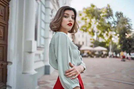 Красивая женщина с привлекательным взглядом и красными губами гуляет в парке, образ жизни
