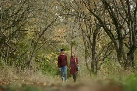 Мягкий фильтрованный свет и шелестящие листья создают безмятежную, честную атмосферу, которая подчеркивает надежность повседневной связи, комфортное товарищество, нежные улыбки и неторопливый отдых…