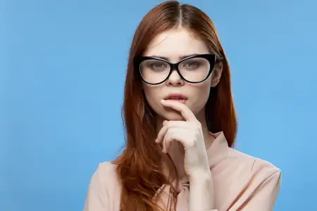 Жизнерадостная женщина с привлекательной внешностью в очках и косметике на осеннем фоне