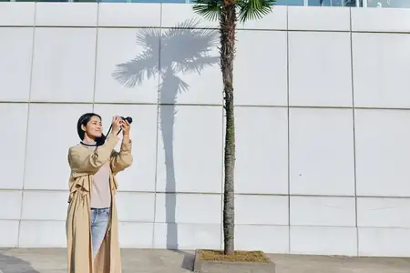 Уличная сцена: женщина с фотоаппаратом, готовая сделать снимок