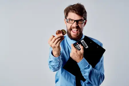 Бизнесмен, финансы, золотая монета, криптовалюта Bitcoin, экономика