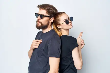Модные мужчина и женщина общаются, демонстрируя дружбу и романтические отношения