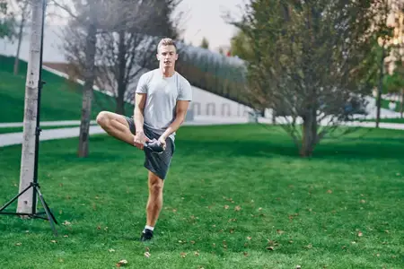 Спортивный мужчина на открытом воздухе