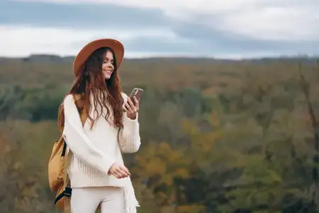 Женщина в горах: свобода, природа и приключения искрятся в путешествии селфи
