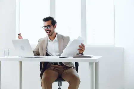 Умный ноутбук, профессиональная встреча, работа, бумаги, уверенный, руководитель компании, смотрит, образ жизни, счастливый, держит документ, бизнесмен, привлекательный, офис, технологии…