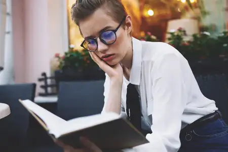 Девушка на улице с книгой в руках
