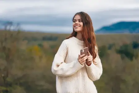 Горная свобода: улыбающаяся женщина делает adventurous селфи в киберпространстве природы