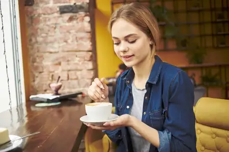 Женщина с чашкой кофе в кафе, отдых, стиль жизни, руководитель, утро