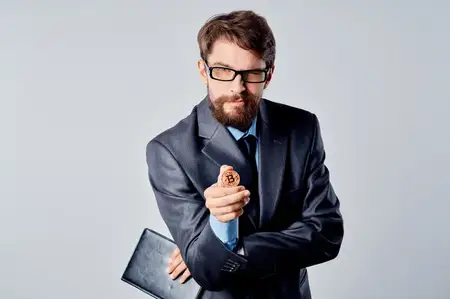 Эмоциональный мужчина в костюме на светлом фоне, инвестиции, экономика, виртуальные деньги
