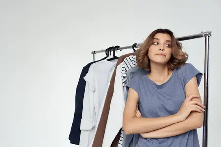 Красивая женщина в магазине одежды, покупательница, распродажа, светлый фон