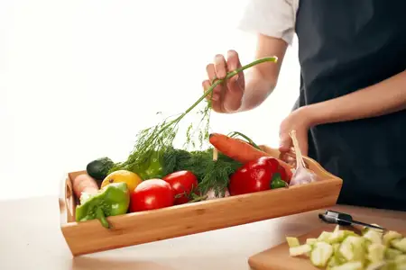 Овощи, приготовление пищи, витамины, здоровая еда на кухне