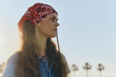 Профиль женщины в стиле life-style в современном бохо-вестерн джинсовом уличном стиле, с красной банданой и расслабленной атмосферой, с мягким естественным светом и эффектом цвета пленки
