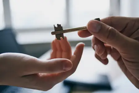 Ключи в руке, продажа квартиры, заключение договора в офисе