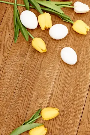 Традиция украшения куриных яиц на деревянном фоне