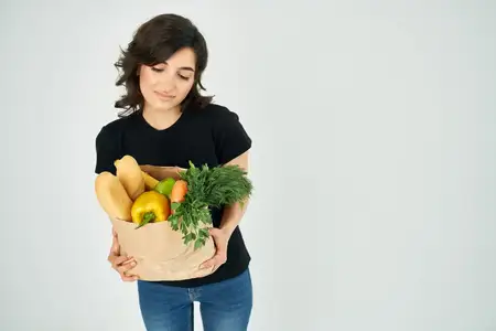 Женщина с пакетом продуктов, служба доставки, супермаркет