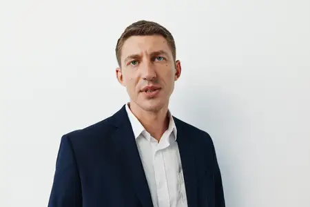 Молодой мужчина в студии на белом фоне