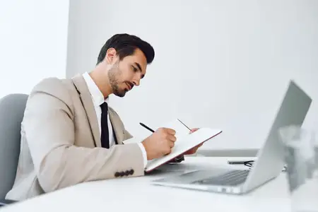 Планирующий бизнесмен, умный, держит документы, работает на совещании