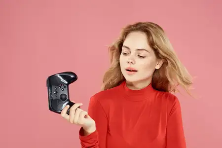 Женщина с геймпадом в руке