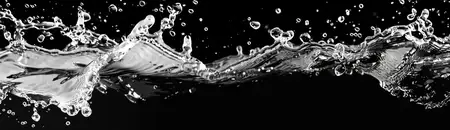 Монохромное изображение водяных брызг, демонстрирующее изящные изгибы и капли, подчёркивающее красоту жидкости в движении