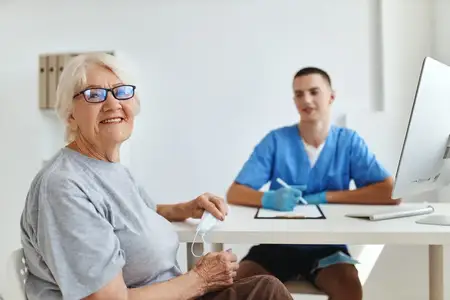 Пациент проходит осмотр у врача