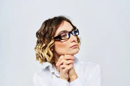 Женщина в очках работает в офисе, занимаясь финансами