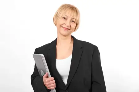 Пожилая деловая женщина с планшетом
