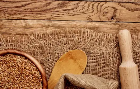 Органическая каша, продукты в тарелке, овсянка, кухонная утварь