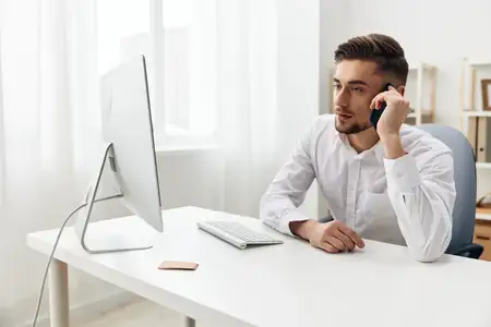 Красивый мужчина в белой рубашке работает в офисе с интернет-технологиями