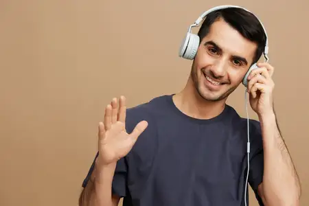 Мужчина в наушниках, крупный план