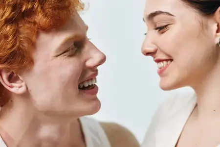 Счастливые молодые лица мужчины и женщины крупным планом с улыбкой и зрительным контактом