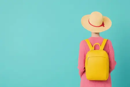 Яркая летняя сцена с молодой женщиной в розовом свитере, желтом рюкзаке и соломенной шляпе на бирюзовом фоне, идеально подходящая для тем путешествий и образа жизни