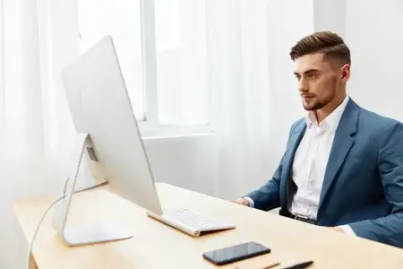 Бизнесмены сидят за компьютером, работают, босс, руководитель