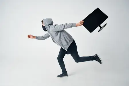 Мужчина крадет оборудование, маскируется и убегает, на изолированном фоне