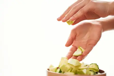 Тарелка с нарезанными овощами, приготовление еды на кухне, здоровое питание