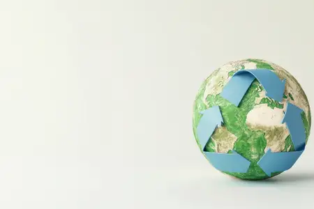 Зеленый земной шар, украшенный синим символом переработки, символизирующий устойчивость, экологичность, экологическую осведомленность и глобальную ответственность