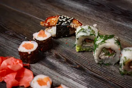 Роллы суши, имбирь, палочки для еды, деликатес азиатской кухни, закуска