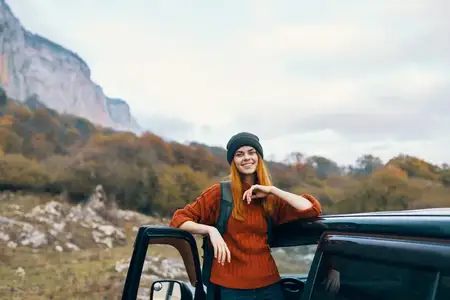 Весёлая женщина-туристка возле машины, путешествие, отпуск, веселье