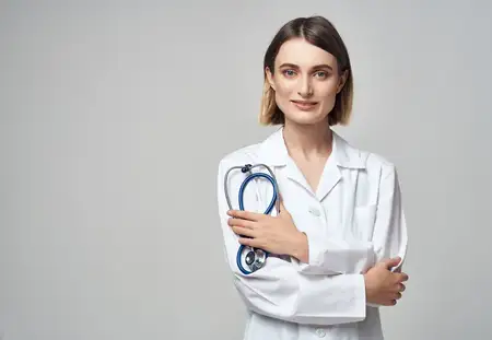 Медицинская сестра в белом халате, профессионал здравоохранения