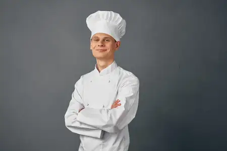Шеф-повар работает в ресторане высокой кухни