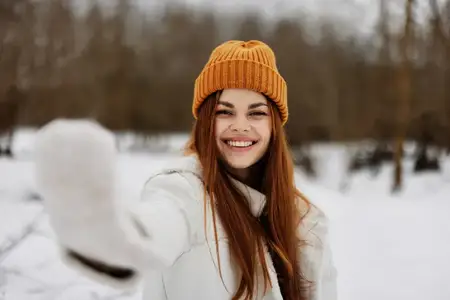 Женщина гуляет по зимнему полю, пейзаж, отдых на природе, прогулка в зимнем лесу