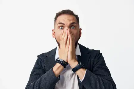 Портрет запечатлевает корпоративного профессионала в шоке, с широко открытыми глазами и поднятыми бровями, отражая сильные эмоции и момент внезапного осознания