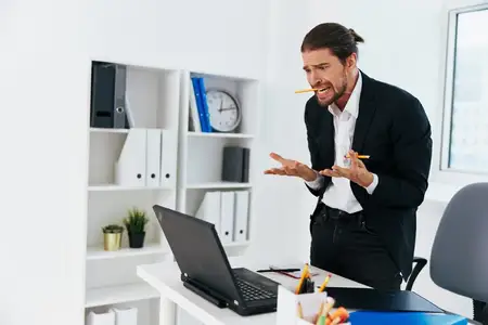 Офисный работник, эмоции, работа, офисный стол, технологии