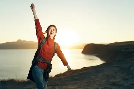 Жизнерадостная женщина с поднятыми руками, путешествие, свобода, пейзаж