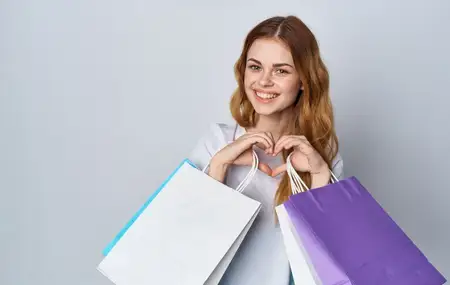 Веселая симпатичная женщина с пакетами в руках, эмоции от покупок, веселье