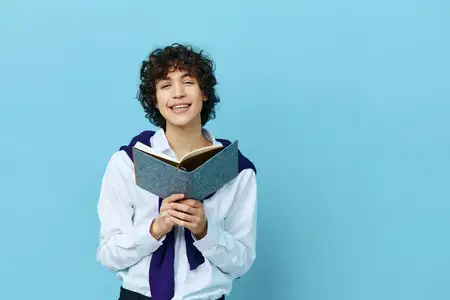 Парень с книгой в колледже, учится, в куртке, на синем фоне