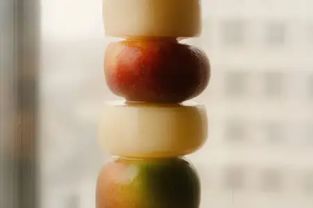 Художественная композиция из сложенных стопкой яблок и сыра, демонстрирующая вариант здорового перекуса